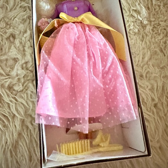 New In Box Spring Blossom Barbie Avon Exclusive Special Edition First in Series - Picture 3 of 11